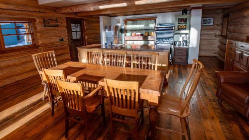 Un restaurante u otro lugar para comer en Snow Creek Cabins by Fernie Lodging Co