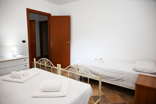 a bedroom with two beds and a mirror at Casa Stella Marina by Bianco Puglia Vacanze in Specchiolla 