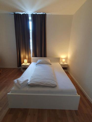 Un pat sau paturi într-o cameră la Schönes Privatzimmer an der Universitätsklinik Mainz