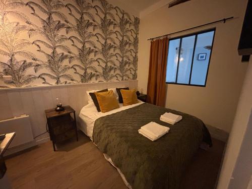 une chambre avec un lit avec deux serviettes dessus dans l'établissement T2 centre historique la Ciotat, à La Ciotat