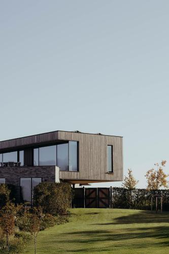 a house on a hill with a green yard at Au Porte Bonheur in Zwalm