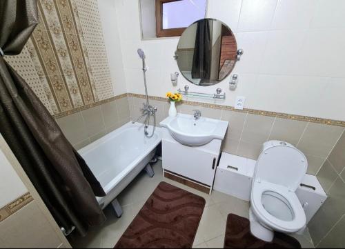 e bagno con lavandino, servizi igienici e vasca. di 2х-ком Люкс Желтоксан 20 - 5й этаж Лифта нет извините a Shymkent