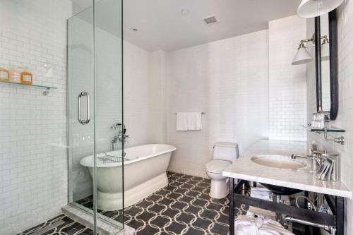 Koupelna v ubytování Wythe Hotel