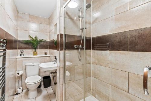 ein Badezimmer mit Dusche, Toilette und Waschbecken in der Unterkunft Station 10 Beds - Contractor - Central - Sleeps 12 in Brighton & Hove