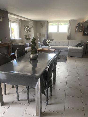un salon avec une table et un canapé dans l'établissement Le Petit Clos Des Camélias, gîte PMR proche de la plage, à Veulettes-sur-Mer