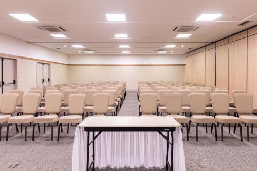 an empty room with rows of chairs and a table at Iu-á Hotel in Juazeiro do Norte