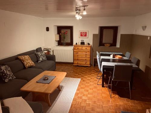 ein Wohnzimmer mit Sofa und Tisch in der Unterkunft Katja Cottage in Bohinjska Bela