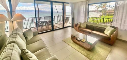 Ruang duduk di Oceanfront Remodeled-30 Feet to Ocean-Central AC-Highly Sought After