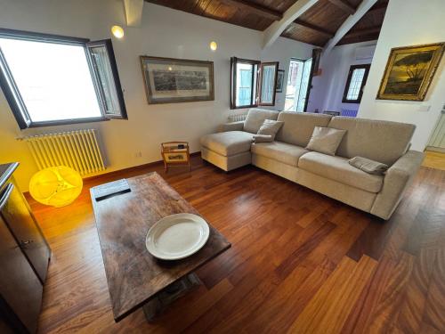 un soggiorno con un divano e un tavolo di Domus Colosseum, detached house just few steps from the Colosseum a Roma