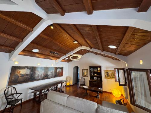 un soggiorno con soffitti in legno, tavolo e sedie. di Domus Colosseum, detached house just few steps from the Colosseum a Roma