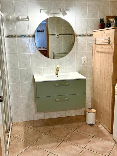 une salle de bain avec un lavabo et un miroir dans l'établissement Pierre de Famille, à Manigod