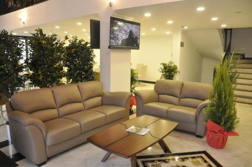 a living room with two couches and a coffee table at Ozyigit Otel in Gazipasa