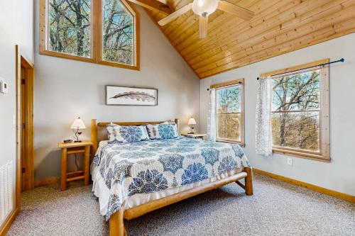 Ένα ή περισσότερα κρεβάτια σε δωμάτιο στο Blue Ridge Retreat