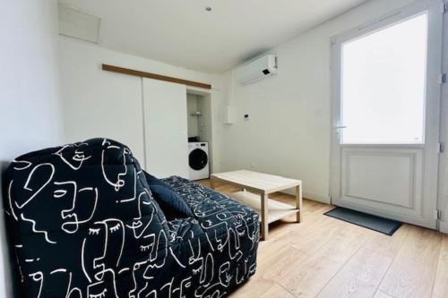 un salon avec un canapé et une table dans l'établissement Apartment 2 rooms with garden in La Rochelle, à La Rochelle