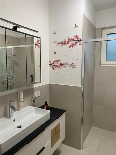 a bathroom with a sink and a shower at Idyllische Wohnung mit Garten und Pool in Bardolino