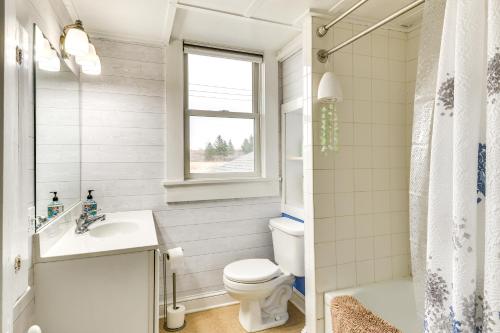Cape Vincentにある3 Blocks to Lake Ontario Getaway in Cape Vincent!のトイレと洗面台を備えた白いバスルーム