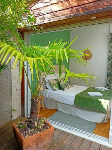 Taman di luar Les Suites Angevines