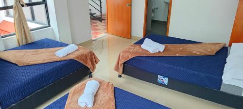 2 posti letto in camera con asciugamani di Bambu Hostel a San Francisco