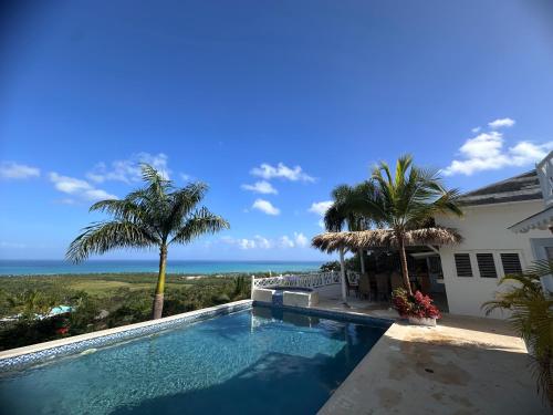 a swimming pool with a view of the ocean at Villa blanca chambre d'hôtes vue sur mer in Las Terrenas