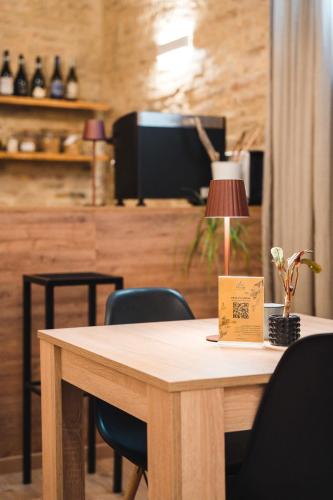 een houten tafel met stoelen en een lamp erop bij Vuvulà in Francavilla al Mare