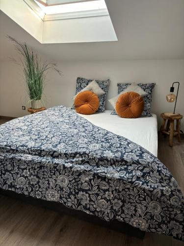 une chambre avec un lit avec une couette noire et blanche dans l'établissement Maison neuve cocooning 6 personnes Avec Spa et piscine chauffée, à Moyenmoutier