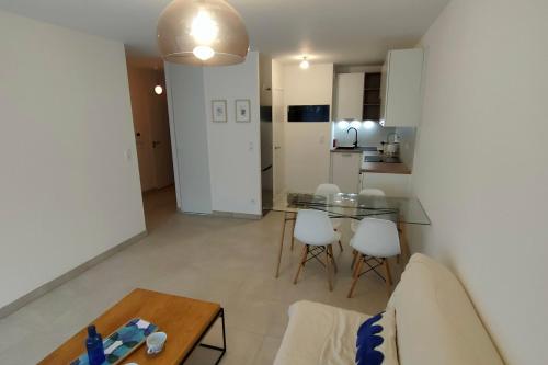 un salon avec un canapé et une table dans l'établissement 1-bedroom apartment in residence, à Dinard