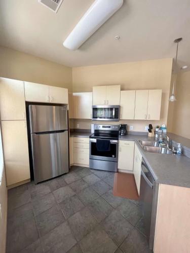 Η κουζίνα ή μικρή κουζίνα στο Cannery Square Unit - 106 by Patriot Properties