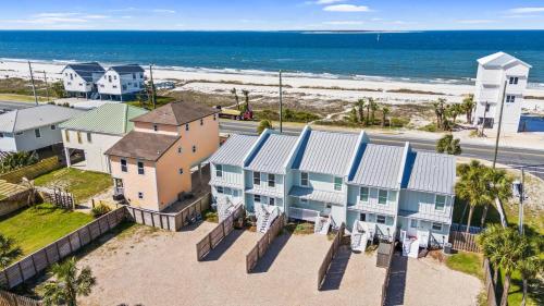 ポート・セント・ジョーにあるPet Friendly Beach House - Turtle Tracks by Panhandle Getawaysの家屋と海岸の空中風景