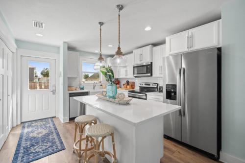 Pet Friendly Beach House - Turtle Tracks by Panhandle Getawaysにあるキッチンまたは簡易キッチン