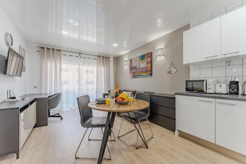 Modern sunny apartment 100m from the beach