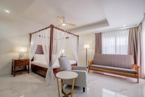 เตียงในห้องที่ Royal Kahal Beach Resort