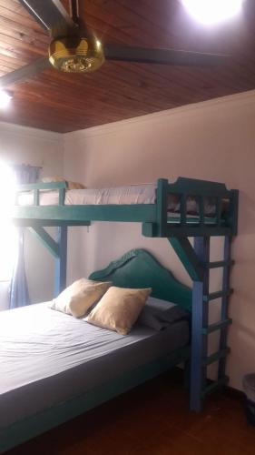 Una cama o camas en una habitación de Caribe Tolú