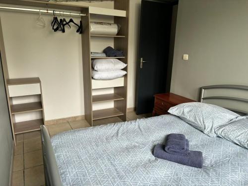 Ένα ή περισσότερα κρεβάτια σε δωμάτιο στο Cozy apartment