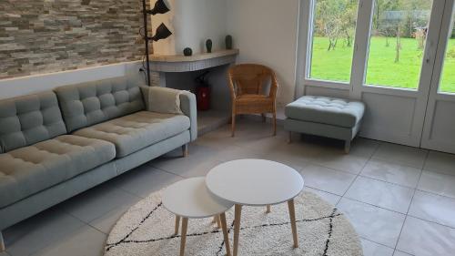 a living room with a couch and a table at Maison de vacances 6 personnes près de Bordeaux Green Escape in Cenon