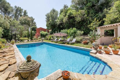 une piscine dans une cour avec une maison dans l'établissement Bastide provencale et ses dépendances à 5 kms de la plage, à Ceyreste