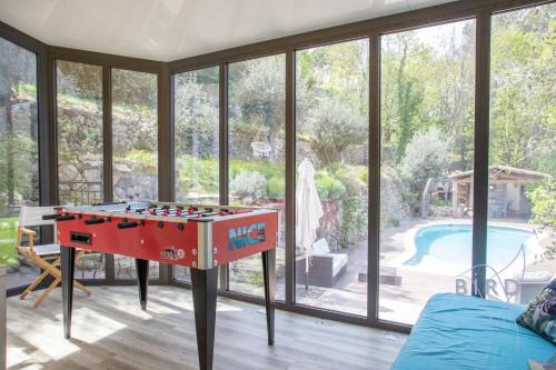 Cette chambre dispose d'une table de billard devant les fenêtres. dans l'établissement Pretty villa in greenery ecrin, à Le Rouret