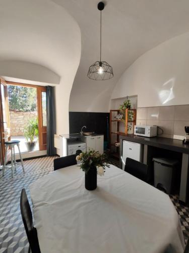 une cuisine avec une table avec un vase de fleurs dessus dans l'établissement Location appartement, à Saint-Paul-le-Jeune