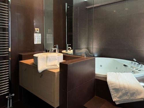 Phòng tắm tại Blue Angel Villa Luxury Seafront Estate