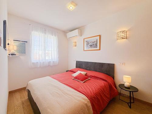 une chambre avec un grand lit avec une couverture rouge dans l'établissement Suite Zara - wifi, AC, 4 pers, à Nice