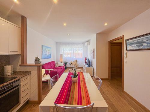 - une cuisine et un salon avec une table et un tapis coloré dans l'établissement Suite Zara - wifi, AC, 4 pers, à Nice