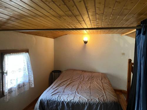Ce lit se trouve dans une chambre dotée d'un plafond en bois. dans l'établissement Duplex house Les Villas de La Palmyre, aux Mathes