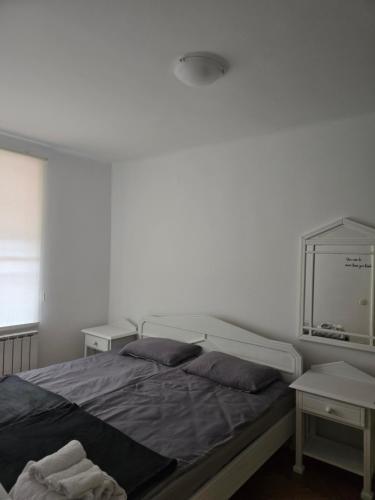 ein Schlafzimmer mit einem großen Bett mit zwei Kissen in der Unterkunft Apartment SG, Sarajevo in Sarajevo