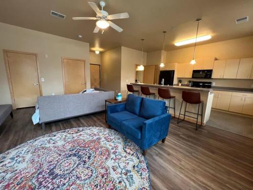 Η κουζίνα ή μικρή κουζίνα στο Cannery Square Short Term Rentals -102