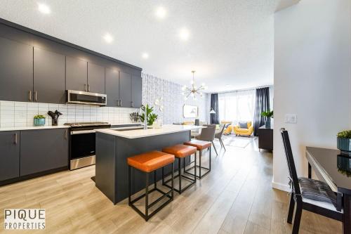 Dapur atau dapur kecil di NEW-Luxury Retreat-Hot Tub-King Bed-AC-EV Charger