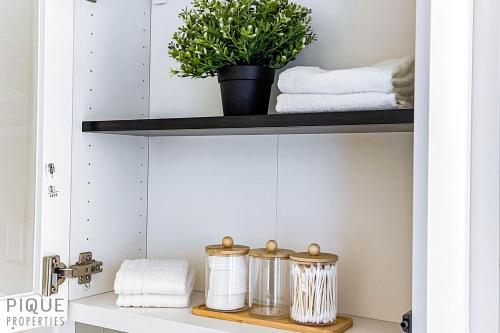 Gambar di galeri bagi NEW-Luxury Retreat-Hot Tub-King Bed-AC-EV Charger di Edmonton