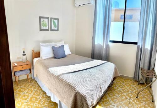 Un dormitorio pequeño con una cama y una ventana. en Furlong 2, en La Paz