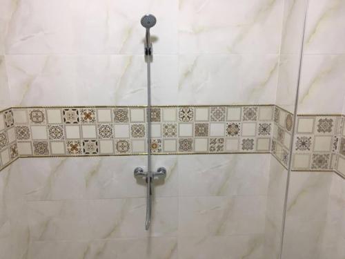 a shower with a tiled wall in a bathroom at Appartement situé en plein cœur d'Agadir in Agadir