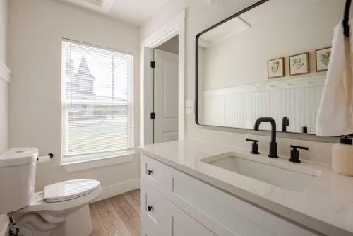 Koupelna v ubytování Remodeled 4BR 2BA Steps from Georgetown Square