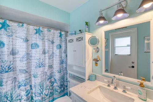 Koupelna v ubytování Under The Sea Pool and Hot Tub