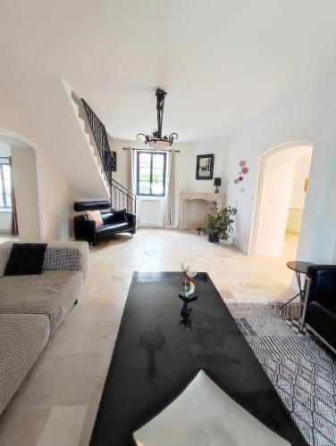un salon avec un canapé et une table dans l'établissement Spacieuse Villa à 5 min à pieds du centre ville d'Uzès, à Uzès
